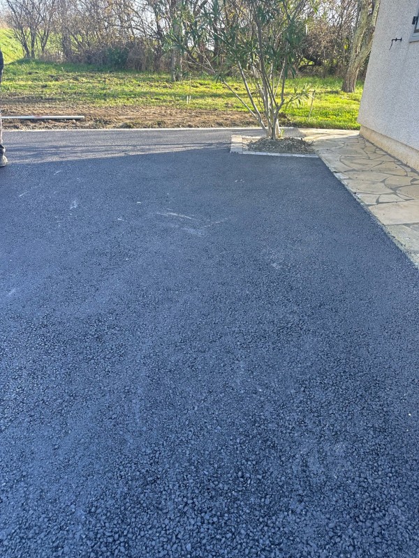 Pose enrobé à chaud dans une allée d'une maison à Castelnau-d'Estrétefonds