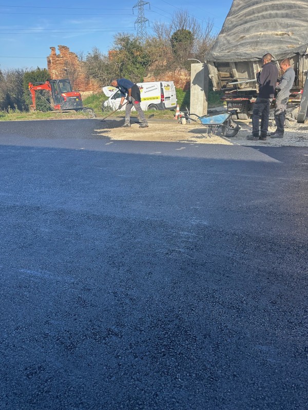 Pose enrobé à chaud dans une allée d'une maison à Castelnau-d'Estrétefonds