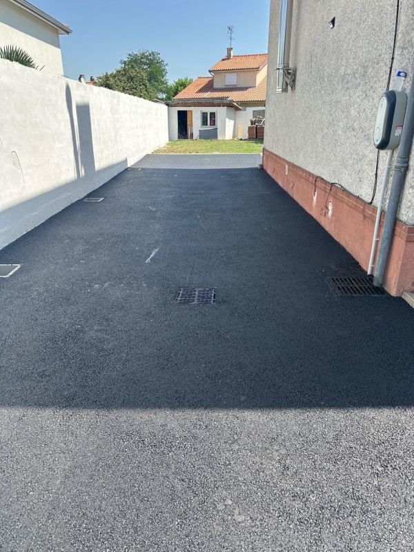 pose enrobé à chaud et goudronner un parking particulier à BRUGUIERES 