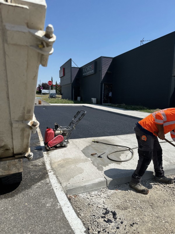 pose enrobé à chaud parking à Leclerc de saint orens 31