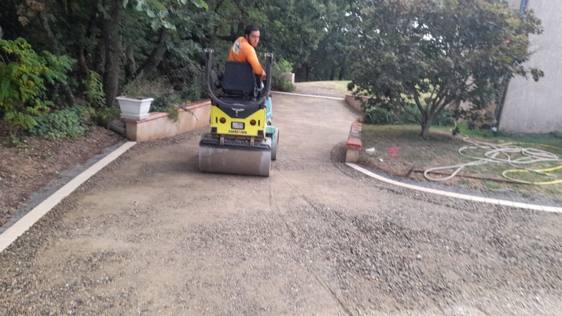 Réaliser un goudronnage bicouche pour allées et chemins économiques à Toulouse