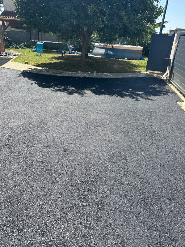 pose enrobé à chaud et goudronner un parking particulier à BRUGUIERES 