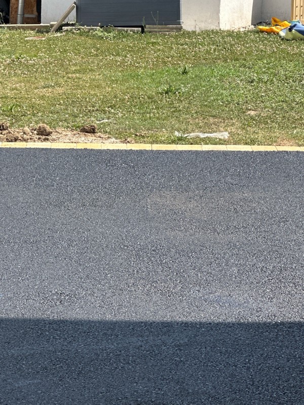 pose enrobé à chaud et goudronner un parking particulier à BRUGUIERES 