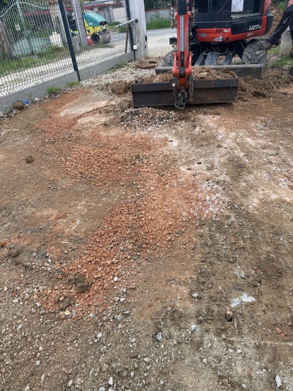 Travaux de terrassement pour créer un parking ou une allée à Toulouse