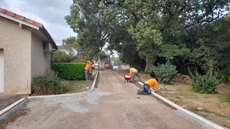Réaliser un goudronnage bicouche pour allées et chemins économiques à Toulouse