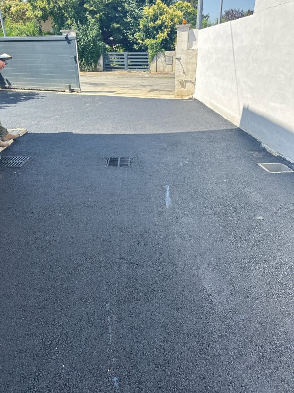 pose enrobé à chaud et goudronner un parking particulier à BRUGUIERES 